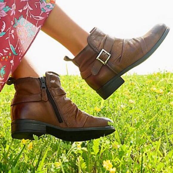 Miz Mooz Wide Width Leather Ankle Boots with Buckle Suzy Hazelnut EU 37 NIB - Picture 3 of 13